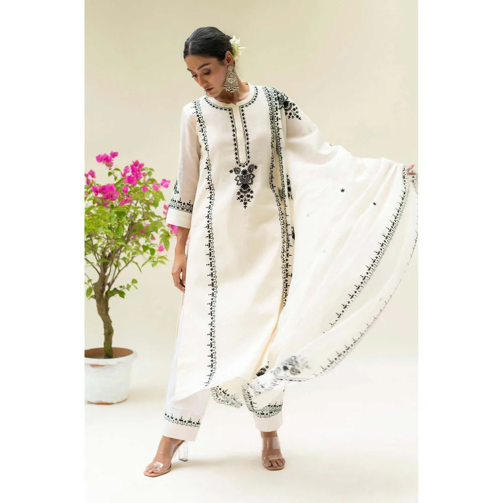 AM by Anita Mittal White Parchhai Kurta with Pant and Dupatta - Image 3