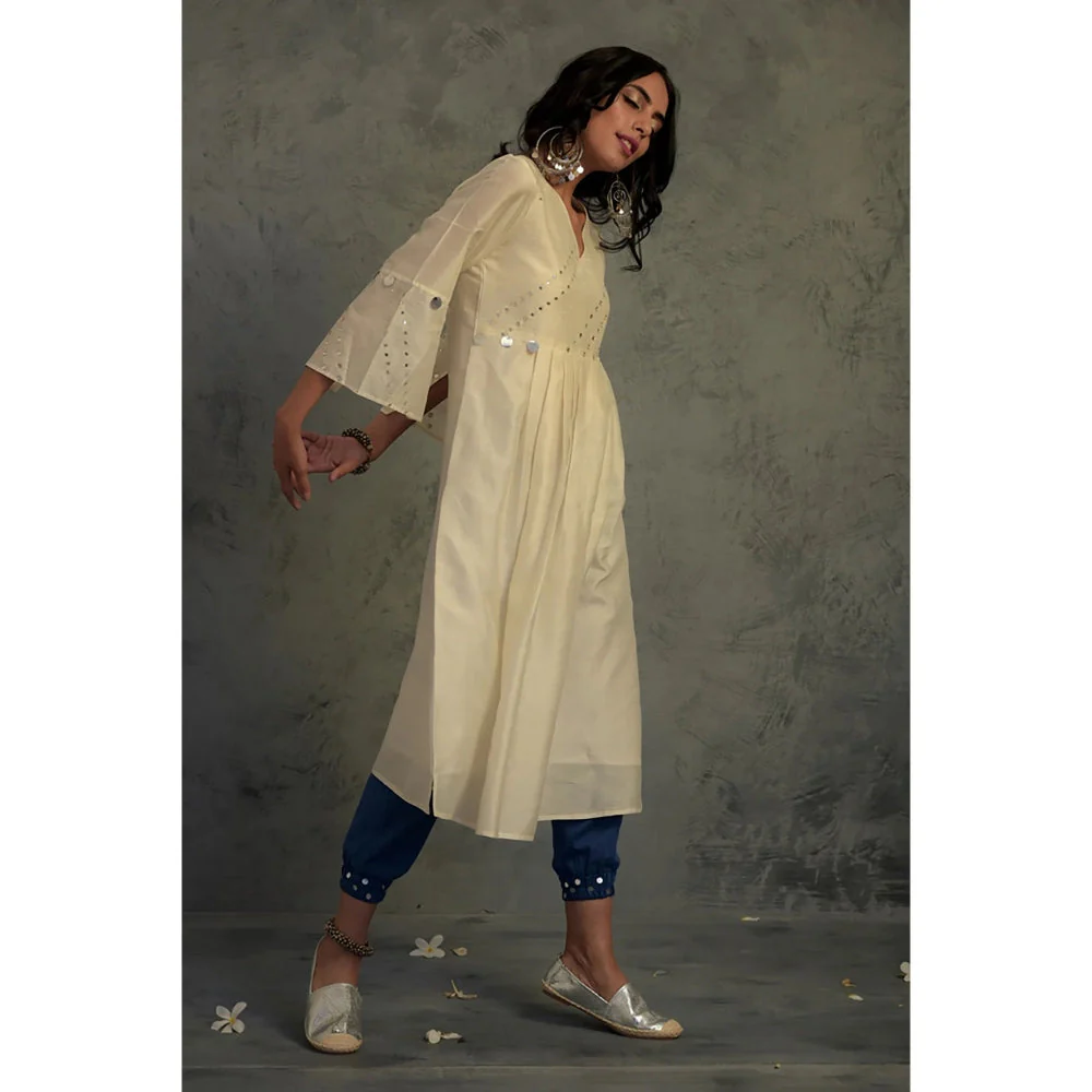 Charkhee Chanderi Flared Sleeve Kurta Set With Jogger - (Set of 3) - Image 3