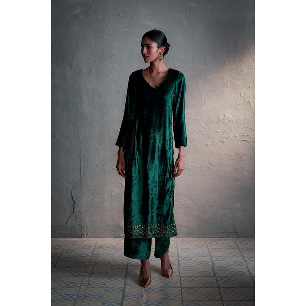 Charkhee Velvet Green Kurta With Pant And Dupatta - Image 2
