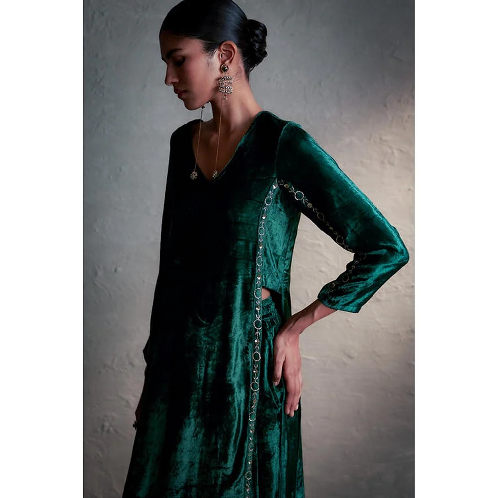 Charkhee Velvet Green Kurta With Pant And Dupatta - Image 3