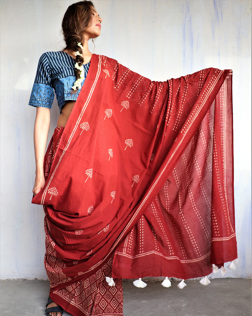Chidiyaa Ivory Block Printed Cotton Mul Saree God with Unstitched Blouse