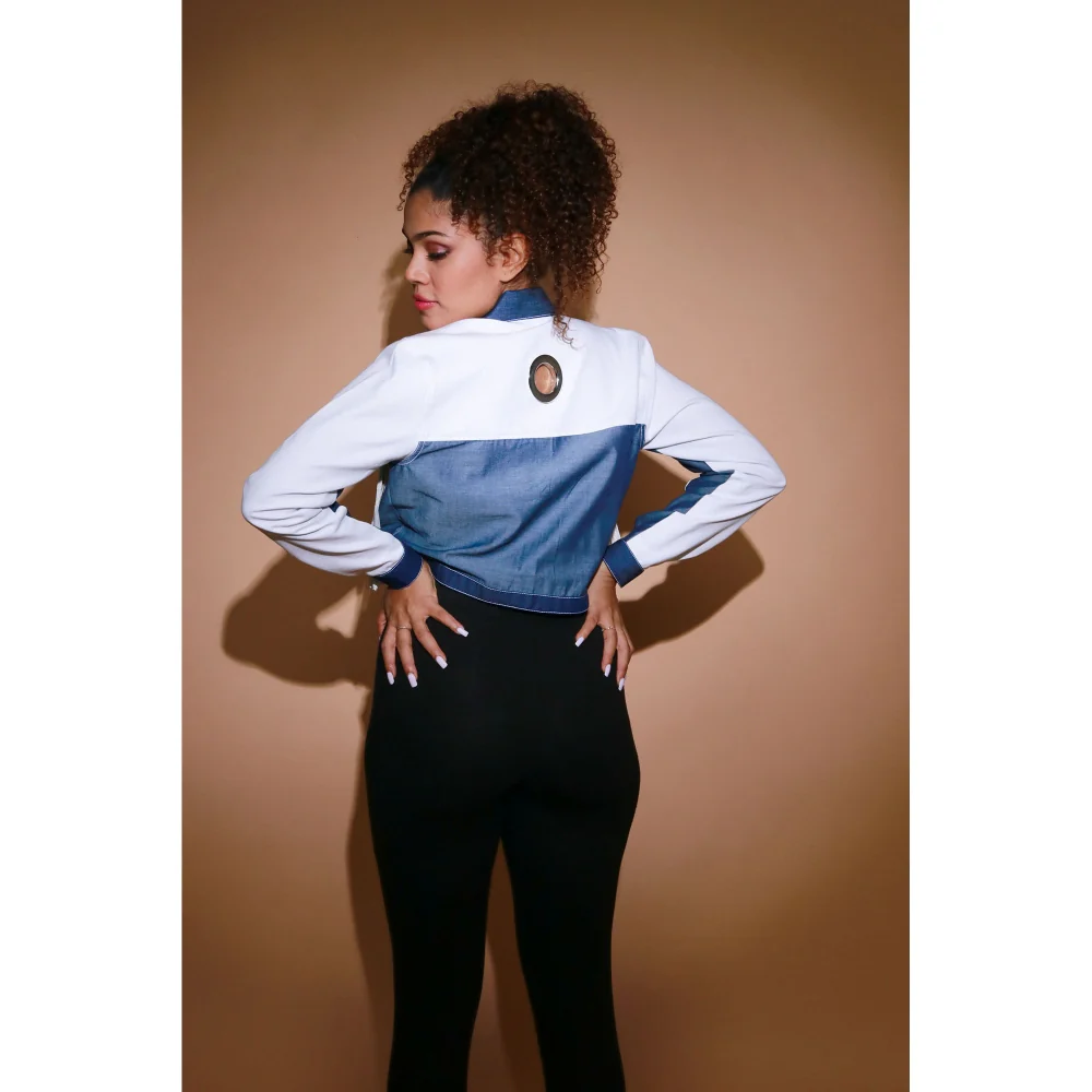 Echke White Light Denim and Dark Denim Crop Jacket with Silver Zipper Placket - Image 5