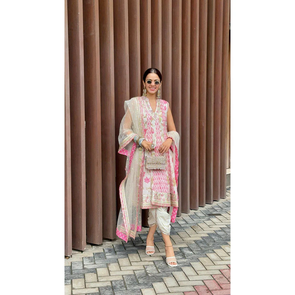 Gopi Vaid Ivory Sneha Advani In Smriti Ag Kurta with Dhoti and Dupatta - Image 3