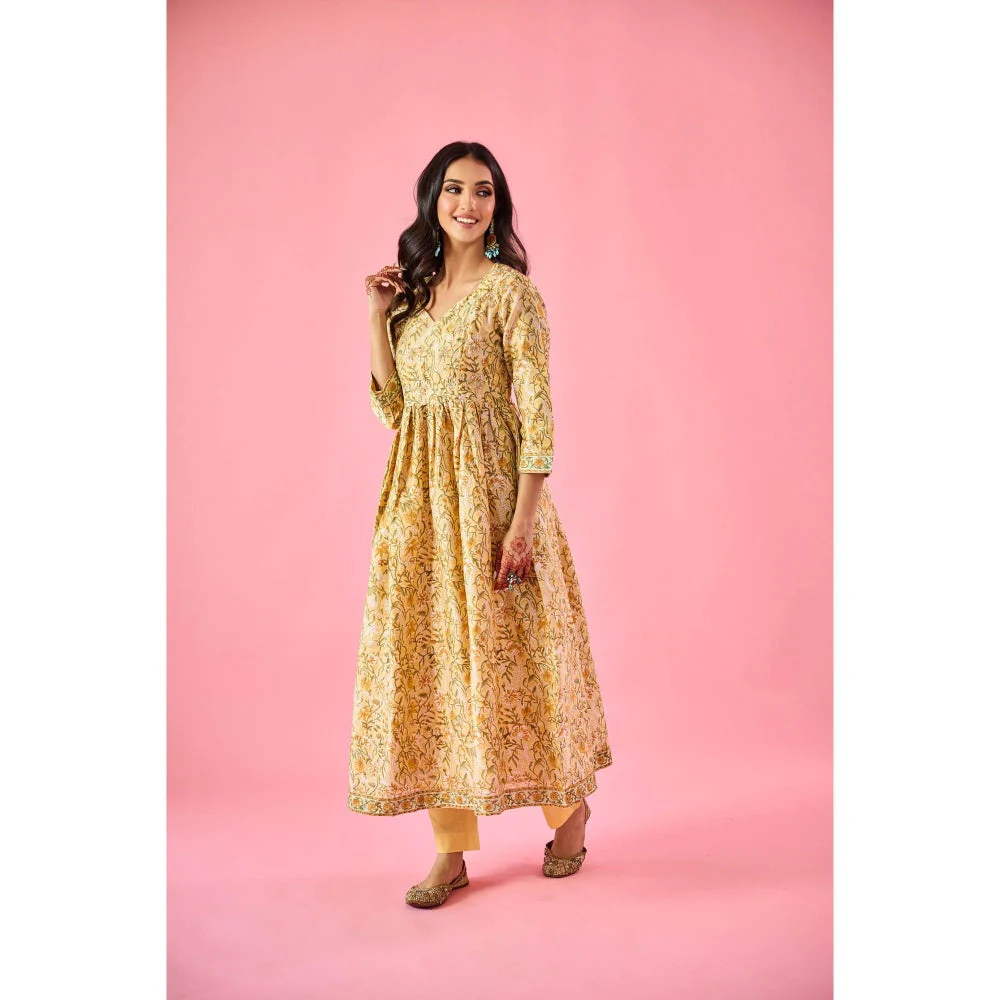 Old Marigold Parizaad Yellow Chanderi Hand Embellished Kurta Pant & Dupatta (Set of 3) - Image 3
