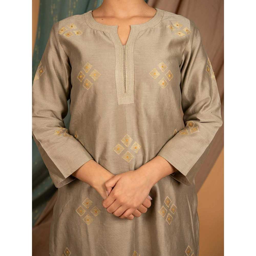 Priya Chaudhary Grey Embroidered Chanderi Silk Kurta - Image 2