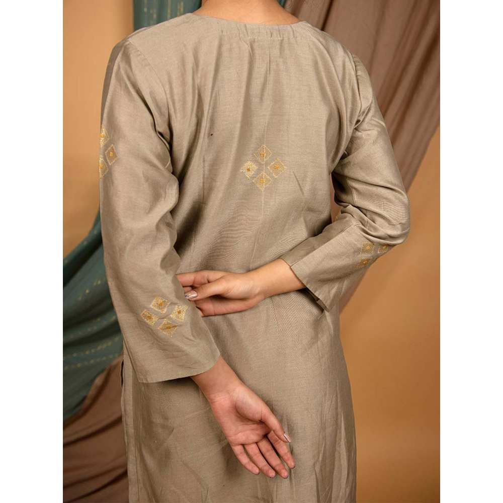 Priya Chaudhary Grey Embroidered Chanderi Silk Kurta - Image 4
