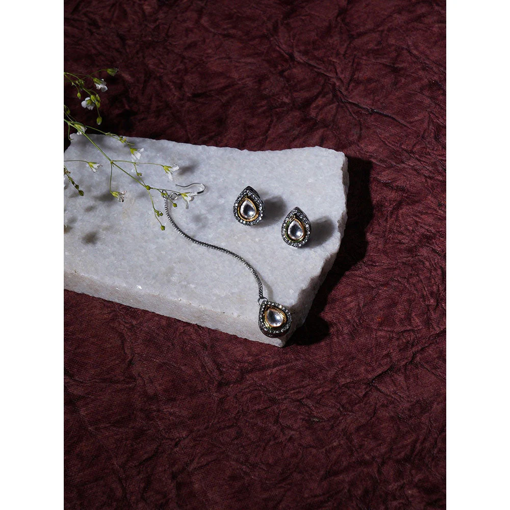 Ruby Raang Studio Dual Tone Kundan Maang Tikka with Earrings - Image 4