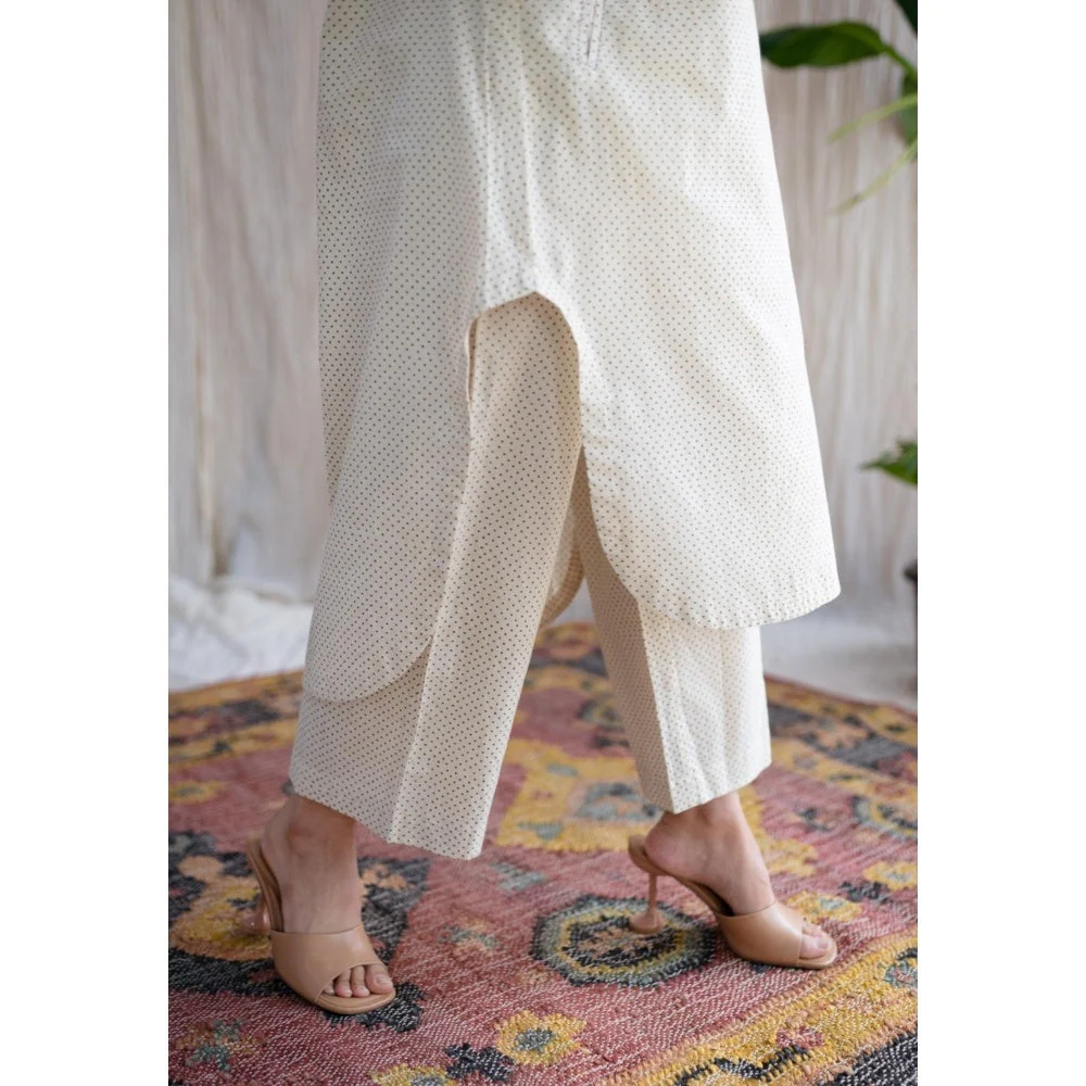 The Indian Ethnic Co. Ivory Loose Ajrakh Printed Cotton Kurta With Full Sleeves & Embroidered - Image 6