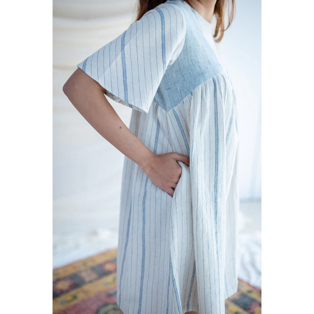 The Indian Ethnic Co. White And Blue Kala Cotton Dress - Image 7